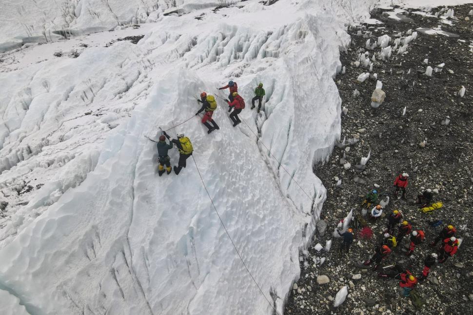 VIDEO Cozi pe Everest, la o altitudine de peste 8.800 de metri. Ce greşeală fac alpiniştii 985935