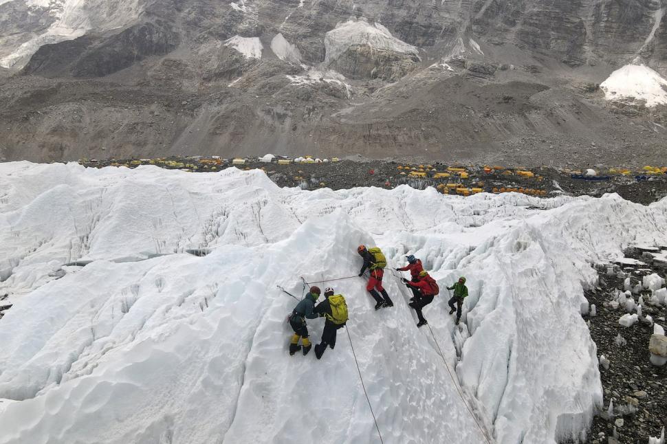 VIDEO Cozi pe Everest, la o altitudine de peste 8.800 de metri. Ce greşeală fac alpiniştii 985936
