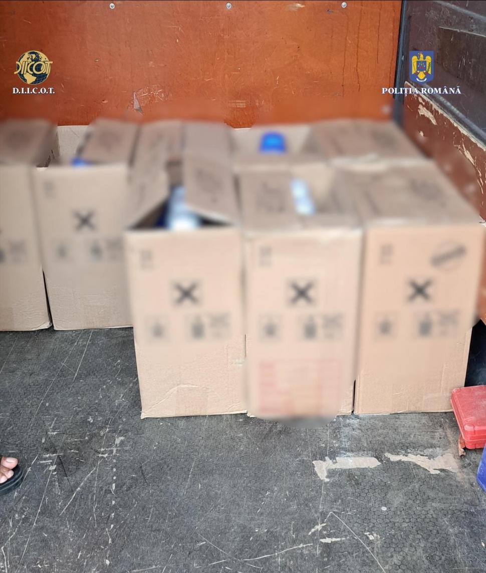 Zeci de percheziții la o rețea de contrabandiști cu detergenți din Ucraina. Marfa era vândută în ambalajele unor branduri cunoscute 986130