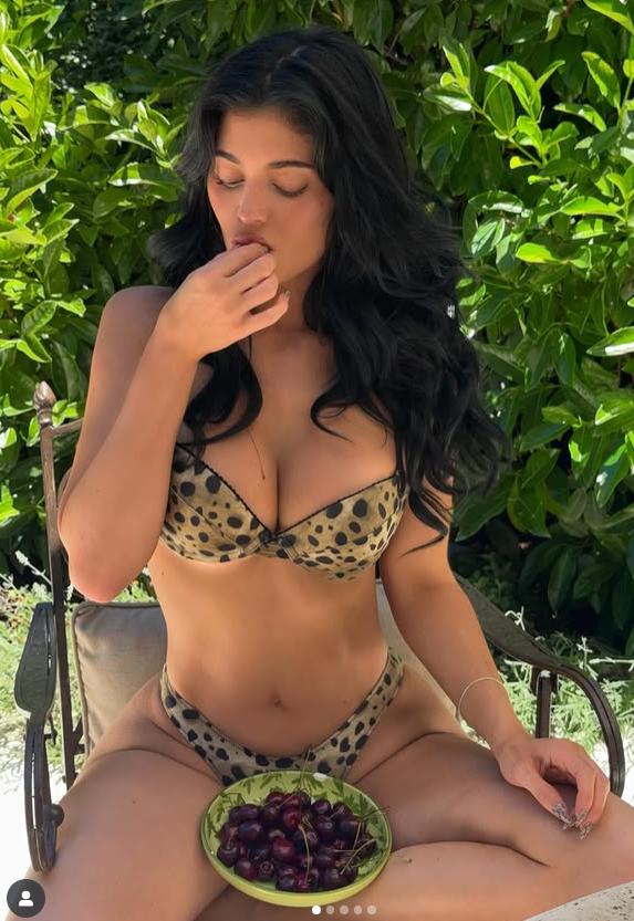 După nunta lui Jeff Bezos, Kylie și Kendall Jenner au rămas în Italia, pentru o vacanță de lux în Toscana. Cum s-au fotografiat 986541