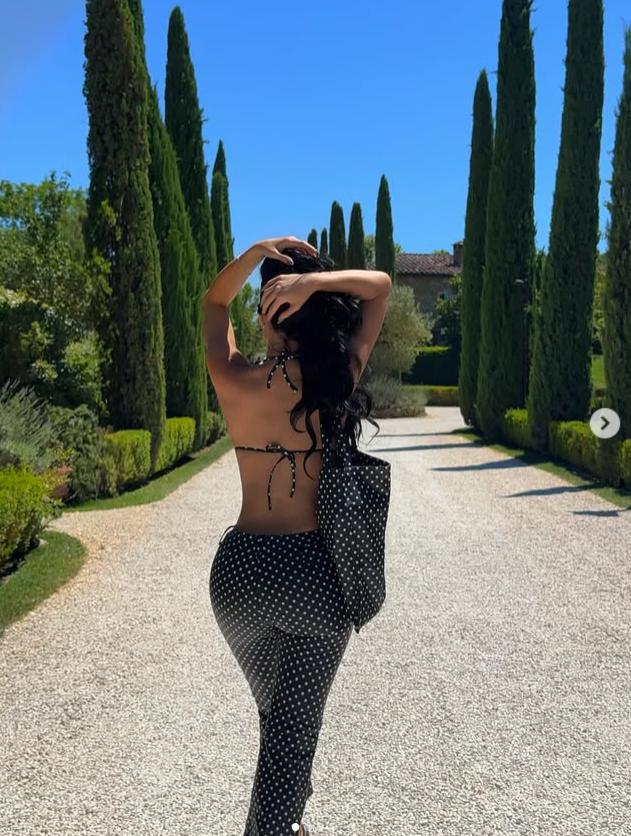 După nunta lui Jeff Bezos, Kylie și Kendall Jenner au rămas în Italia, pentru o vacanță de lux în Toscana. Cum s-au fotografiat 986546