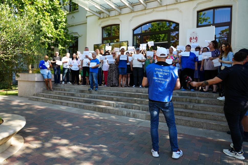 Proteste la instituții publice din toată țara. Dragoș Pîslaru, înconjurat de angajați: „Dacă erați solidar cu noi, vă dădeați demisia” 986463