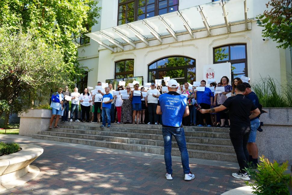 Proteste la instituții publice din toată țara. Dragoș Pîslaru, înconjurat de angajați: „Dacă erați solidar cu noi, vă dădeați demisia” 986465