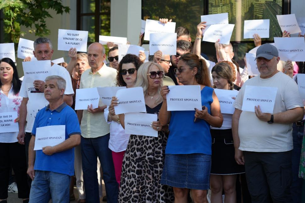 Proteste la instituții publice din toată țara. Dragoș Pîslaru, înconjurat de angajați: „Dacă erați solidar cu noi, vă dădeați demisia” 986467