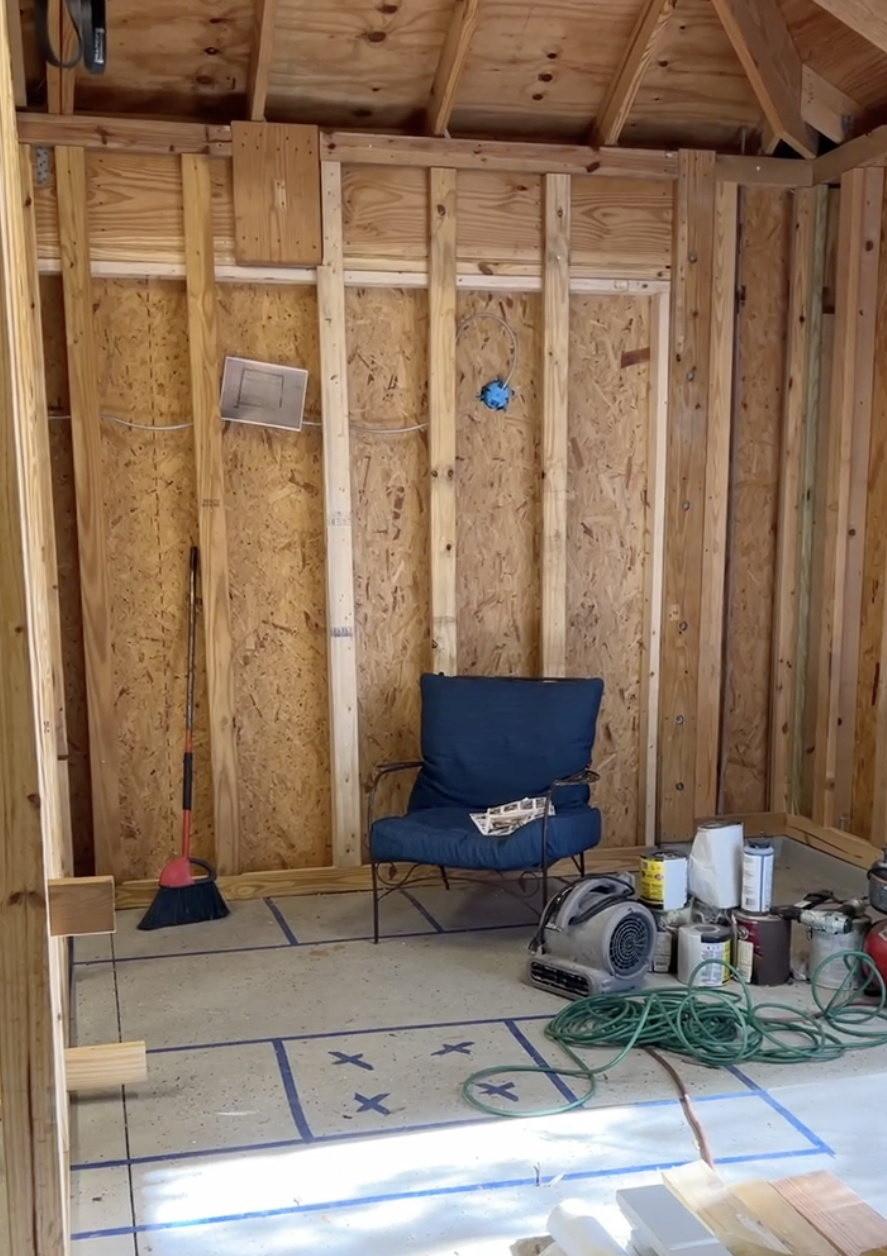 O familie a decis să renunțe la garajul devenit depozit și l-a transformat într-o casă incredibil de frumoasă pentru fiul lor 986504