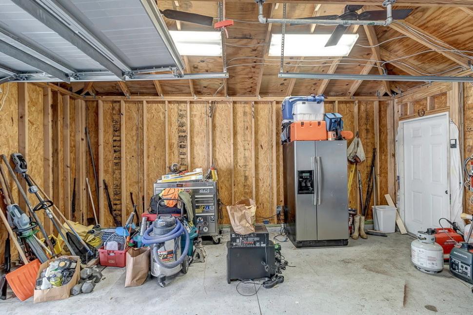 O familie a decis să renunțe la garajul devenit depozit și l-a transformat într-o casă incredibil de frumoasă pentru fiul lor 986505