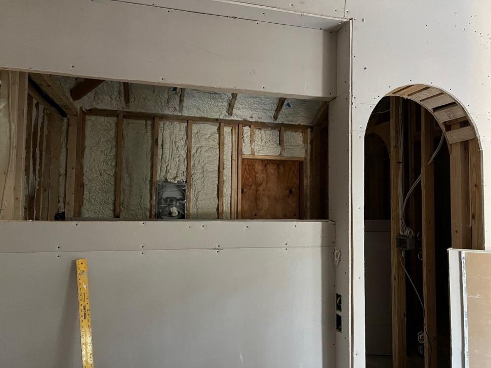 O familie a decis să renunțe la garajul devenit depozit și l-a transformat într-o casă incredibil de frumoasă pentru fiul lor 986507