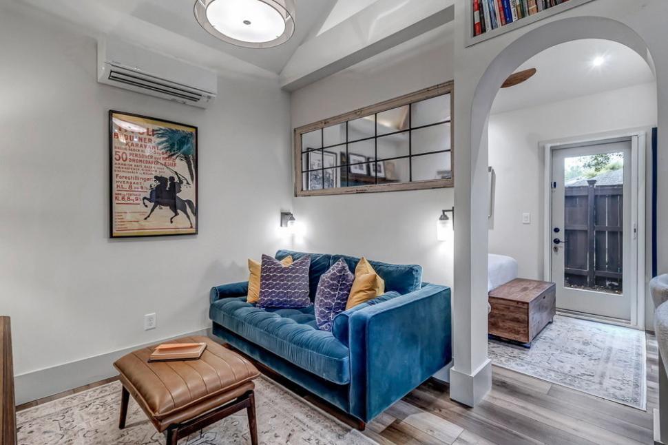 O familie a decis să renunțe la garajul devenit depozit și l-a transformat într-o casă incredibil de frumoasă pentru fiul lor 986512