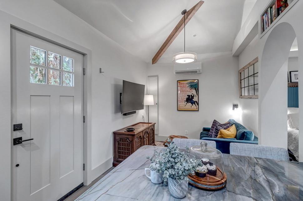 O familie a decis să renunțe la garajul devenit depozit și l-a transformat într-o casă incredibil de frumoasă pentru fiul lor 986513