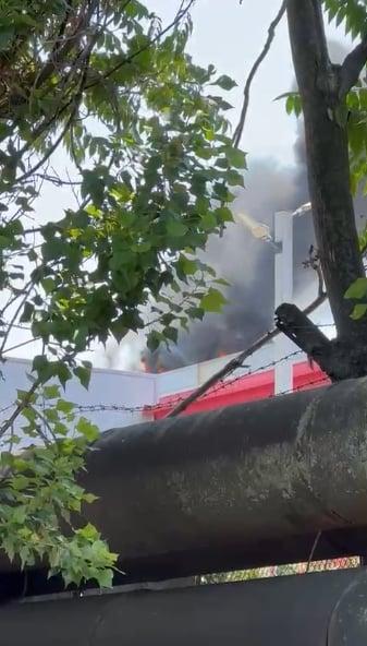 Incendiul de la AFI Cotroceni a fost localizat, au ars panouri fotovoltaice de pe acoperiș. Pompierii au evacuat 1.000 de oameni 986697