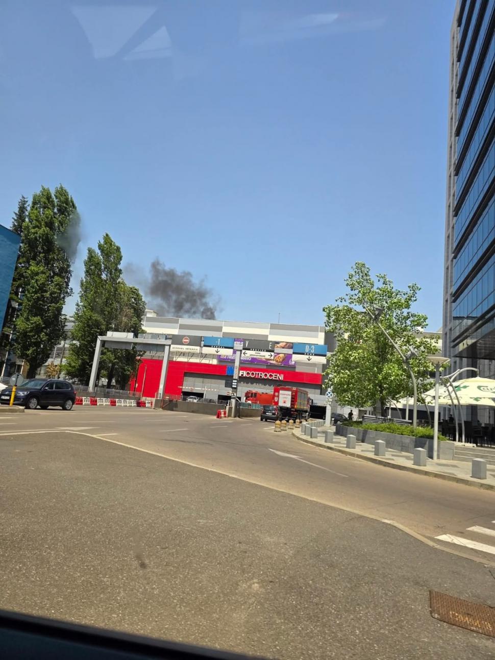 Incendiul de la AFI Cotroceni a fost localizat, au ars panouri fotovoltaice de pe acoperiș. Pompierii au evacuat 1.000 de oameni 986698