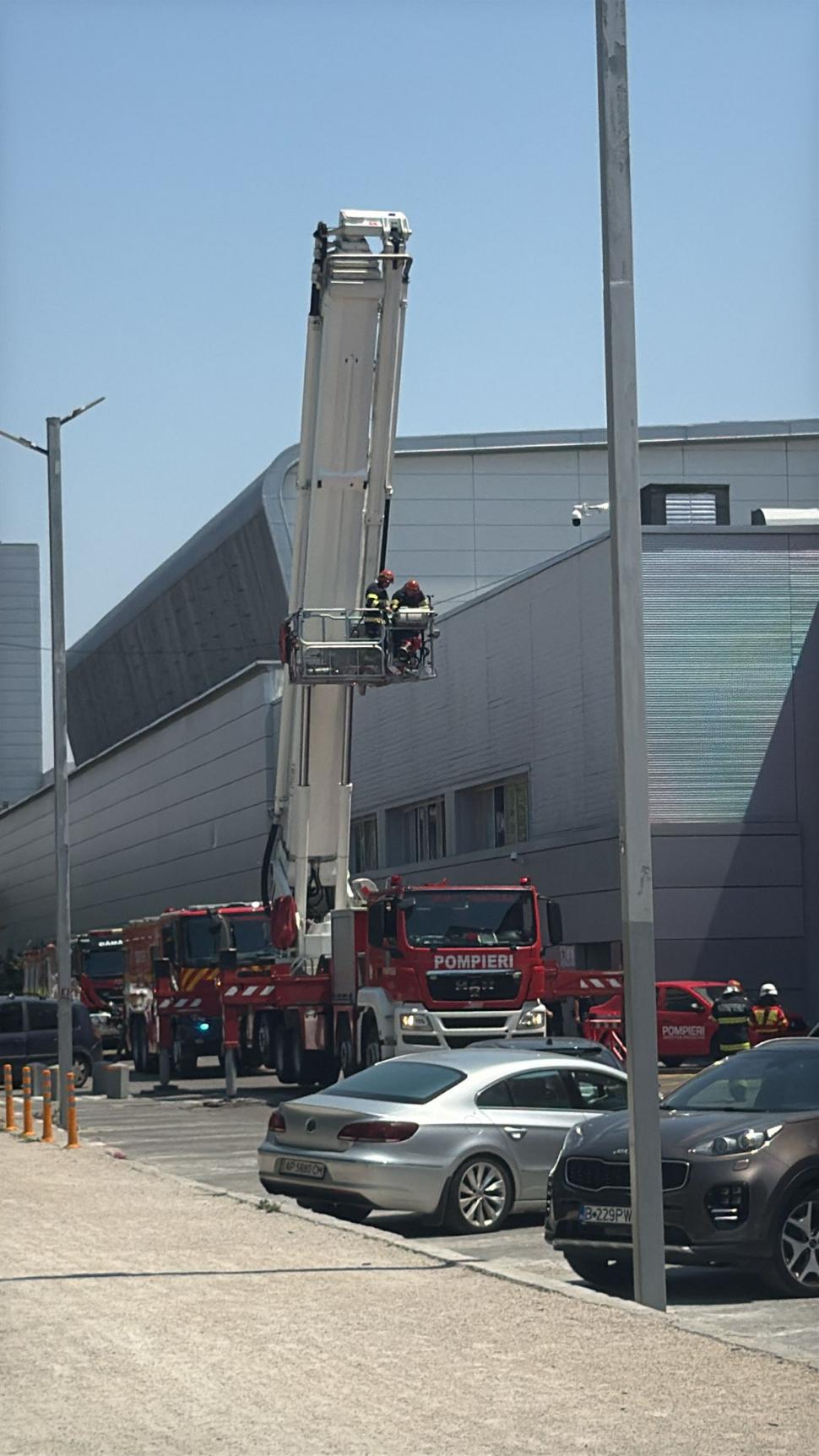 Incendiul de la AFI Cotroceni a fost localizat, au ars panouri fotovoltaice de pe acoperiș. Pompierii au evacuat 1.000 de oameni 986699