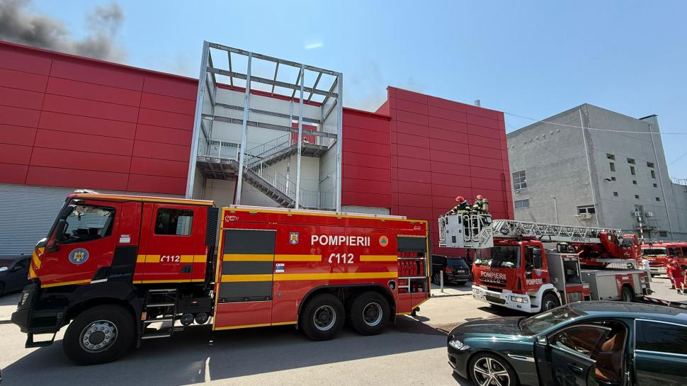 Incendiul de la AFI Cotroceni a fost localizat, au ars panouri fotovoltaice de pe acoperiș. Pompierii au evacuat 1.000 de oameni 986700