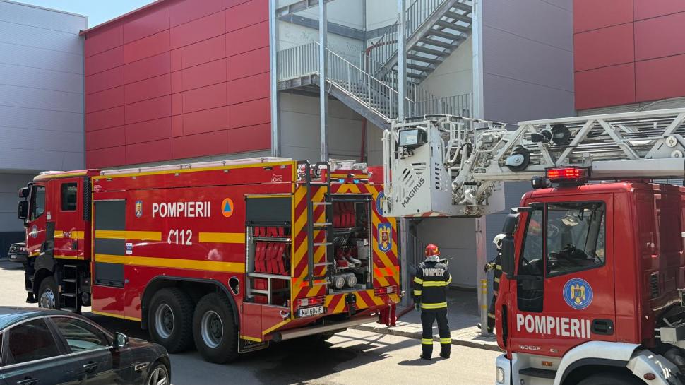 Incendiul de la AFI Cotroceni a fost localizat, au ars panouri fotovoltaice de pe acoperiș. Pompierii au evacuat 1.000 de oameni 986702