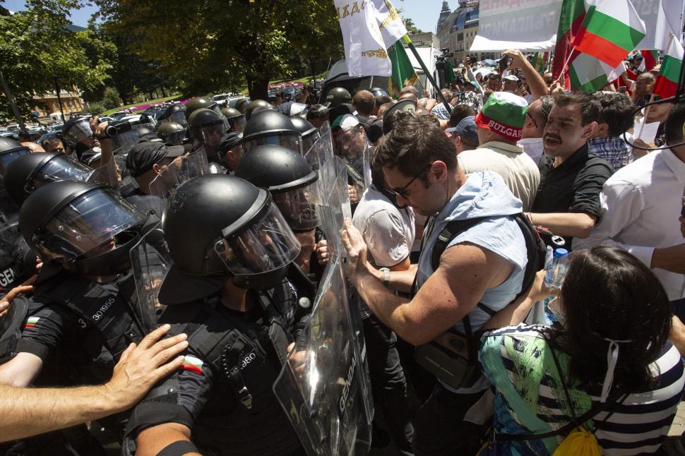 Proteste masive în Bulgaria față de aderarea la Euro. Toate marile orașe sunt blocate de manifestanți care cer demisia guvernului 986767