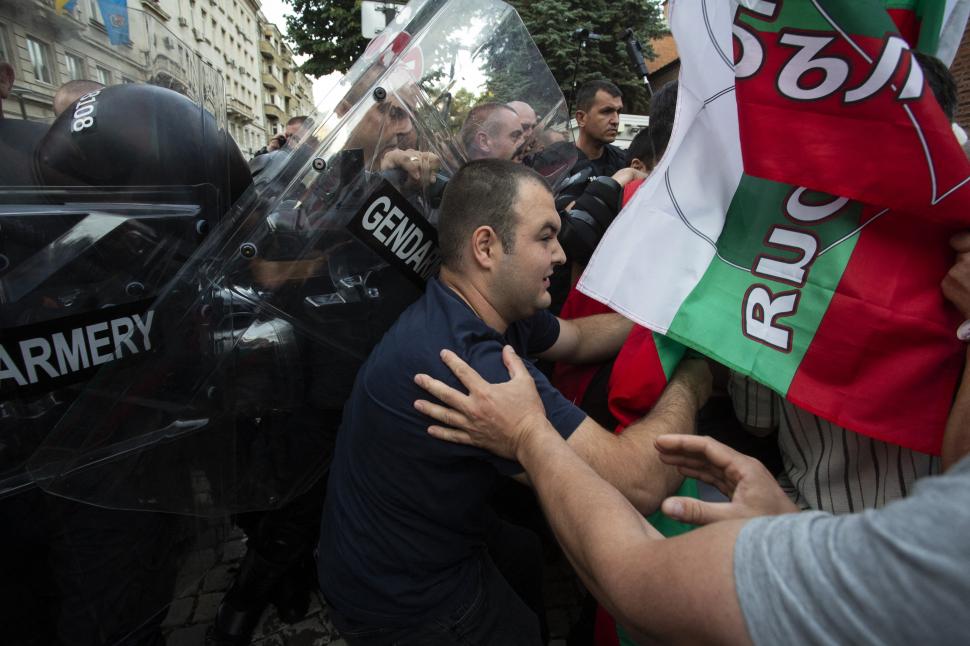 Proteste masive în Bulgaria față de aderarea la Euro. Toate marile orașe sunt blocate de manifestanți care cer demisia guvernului 986768
