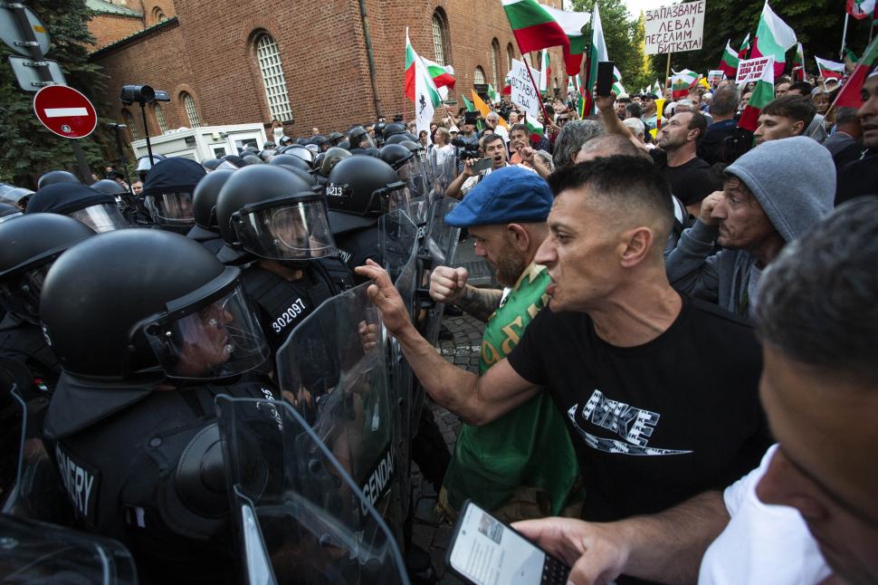 Proteste masive în Bulgaria față de aderarea la Euro. Toate marile orașe sunt blocate de manifestanți care cer demisia guvernului 986769