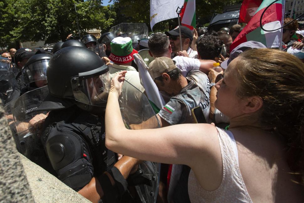 Proteste masive în Bulgaria față de aderarea la Euro. Toate marile orașe sunt blocate de manifestanți care cer demisia guvernului 986770