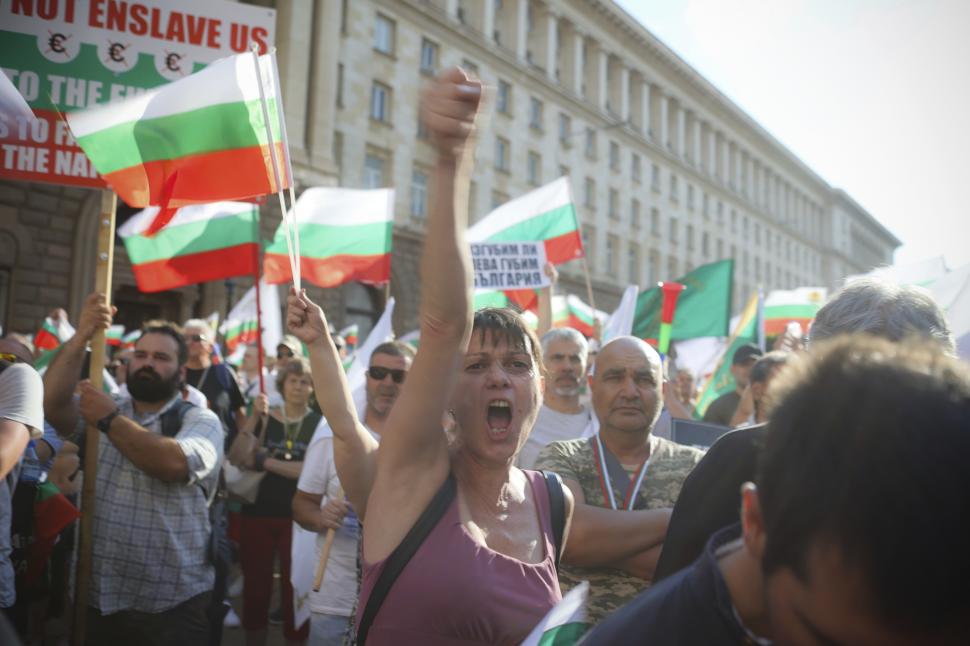 Proteste masive în Bulgaria față de aderarea la Euro. Toate marile orașe sunt blocate de manifestanți care cer demisia guvernului 986771