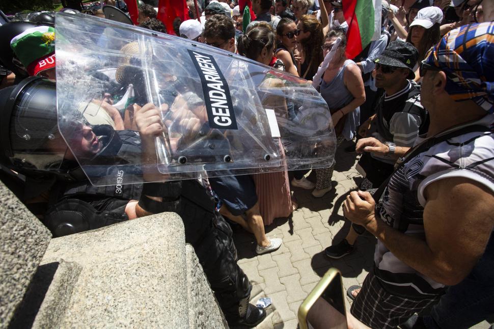 Proteste masive în Bulgaria față de aderarea la Euro. Toate marile orașe sunt blocate de manifestanți care cer demisia guvernului 986772