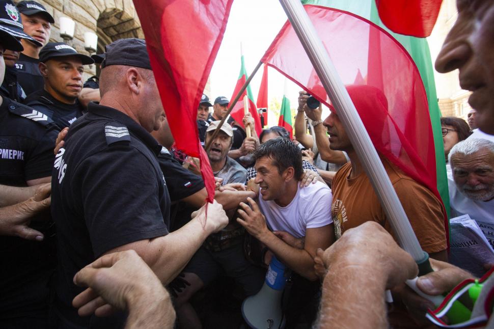 Proteste masive în Bulgaria față de aderarea la Euro. Toate marile orașe sunt blocate de manifestanți care cer demisia guvernului 986773