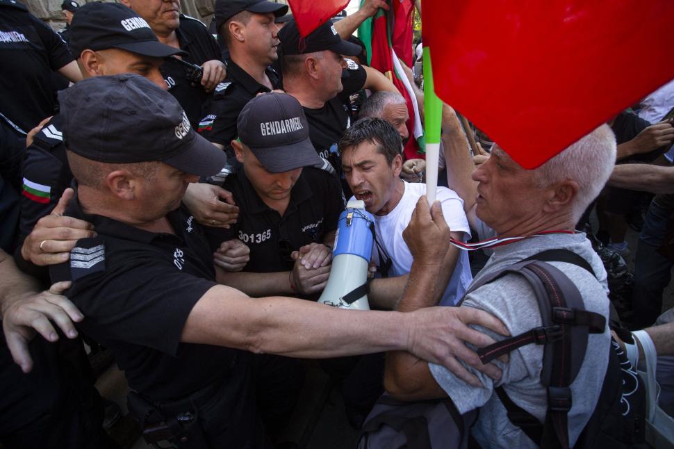 Proteste masive în Bulgaria față de aderarea la Euro. Toate marile orașe sunt blocate de manifestanți care cer demisia guvernului 986774