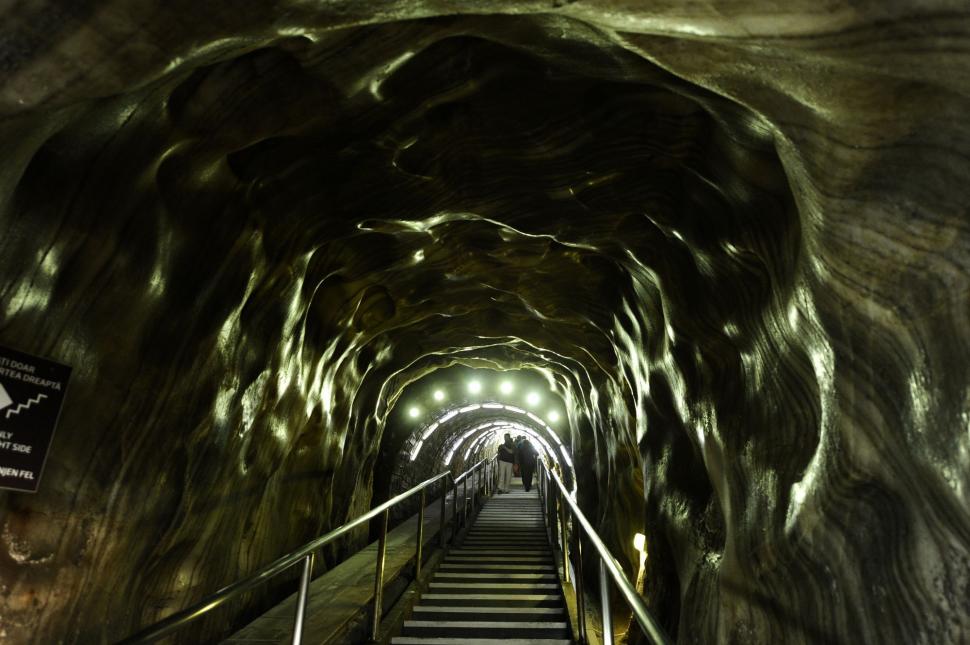 „Orașul de sare” din inima Transilvaniei: Ce se ascunde la 120 de metri sub pământ 986841