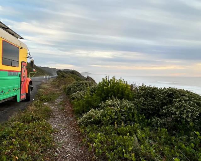 Un cuplu a cumpărat un autobuz școlar și s-a mutat în el. Cât a costat transformarea într-o casă de vis pe roți 986831