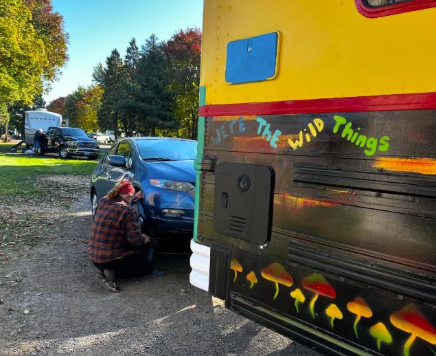 Un cuplu a cumpărat un autobuz școlar și s-a mutat în el. Cât a costat transformarea într-o casă de vis pe roți 986833