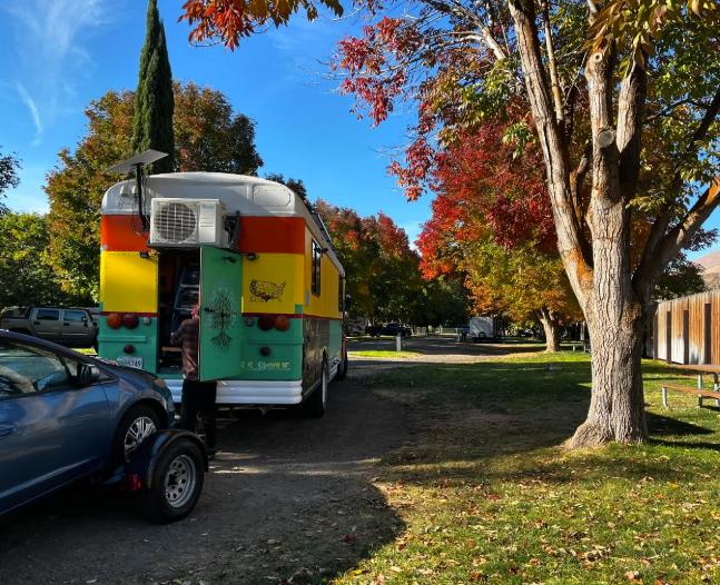 Un cuplu a cumpărat un autobuz școlar și s-a mutat în el. Cât a costat transformarea într-o casă de vis pe roți 986834