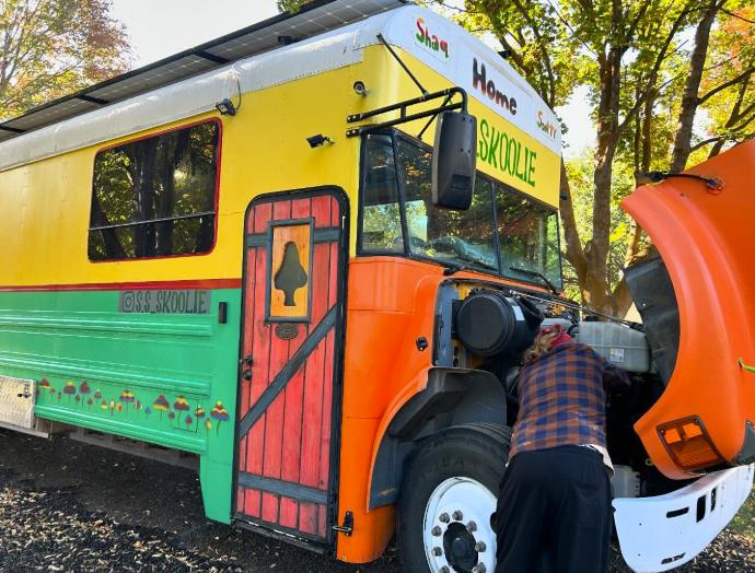 Un cuplu a cumpărat un autobuz școlar și s-a mutat în el. Cât a costat transformarea într-o casă de vis pe roți 986835