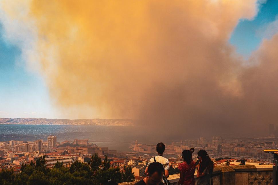 Incendiu uriaș în Marsilia: Flăcările au cuprins 350 de hectare și au ajuns în oraș. Aeroportul a fost închis  987509