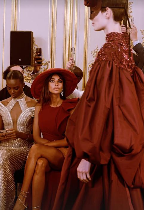 Mădălina Ghenea a atras toate privirile la un eveniment de modă de la Paris. Ce ţinută a purtat  987357