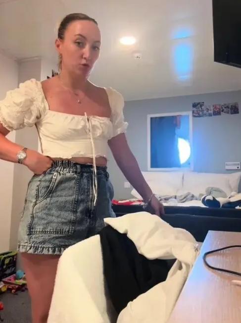 O femeie cu un copil de 2 ani spune cum e să locuiești pe un vas de croazieră, cu totul gratuit. Există, totuși, un dezavantaj 987382