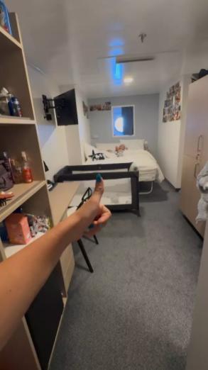 O femeie cu un copil de 2 ani spune cum e să locuiești pe un vas de croazieră, cu totul gratuit. Există, totuși, un dezavantaj 987387