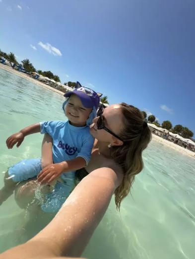 O femeie cu un copil de 2 ani spune cum e să locuiești pe un vas de croazieră, cu totul gratuit. Există, totuși, un dezavantaj 987388