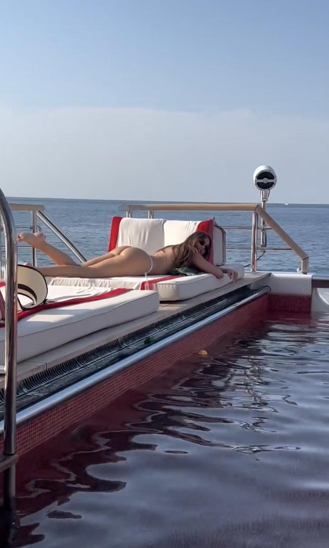 Sofia Vergara apare aproape goală, doar în tanga, în timp ce se bronzează la soare în Ibiza de „Ziua Internațională a Bikiniului” 987317