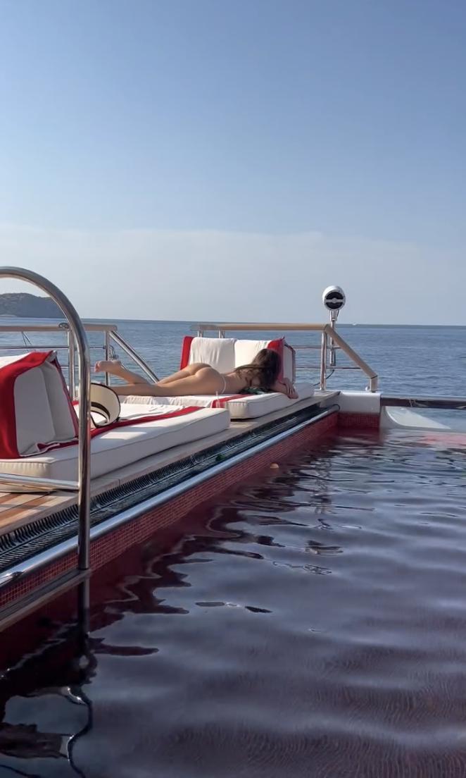 Sofia Vergara apare aproape goală, doar în tanga, în timp ce se bronzează la soare în Ibiza de „Ziua Internațională a Bikiniului” 987318