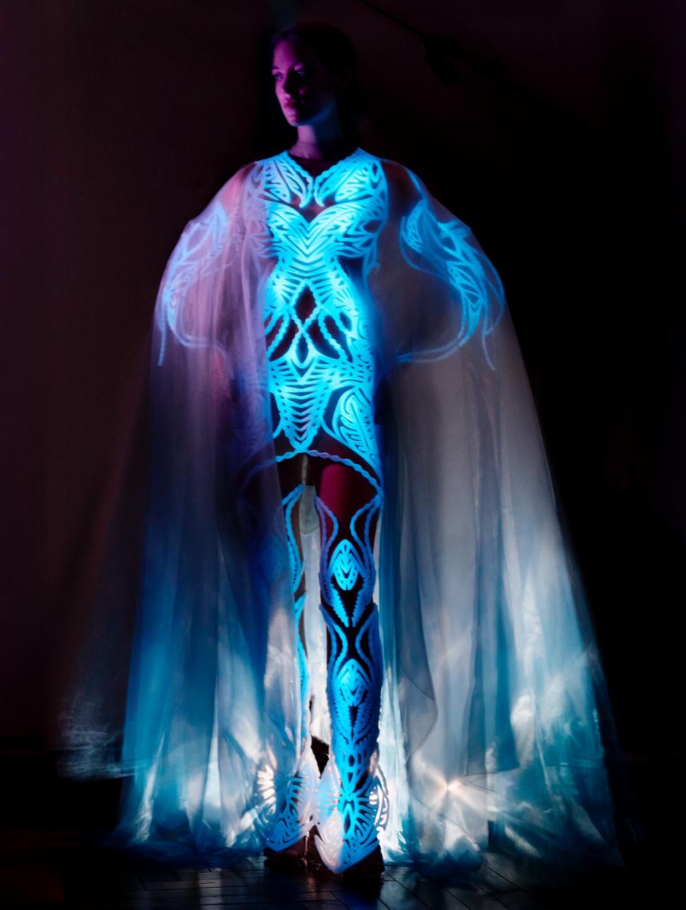 Un designer a uimit publicul cu o rochie „vie” din 125 de milioane de alge bioluminescente, la Săptămâna Haute Couture de la Paris 987322