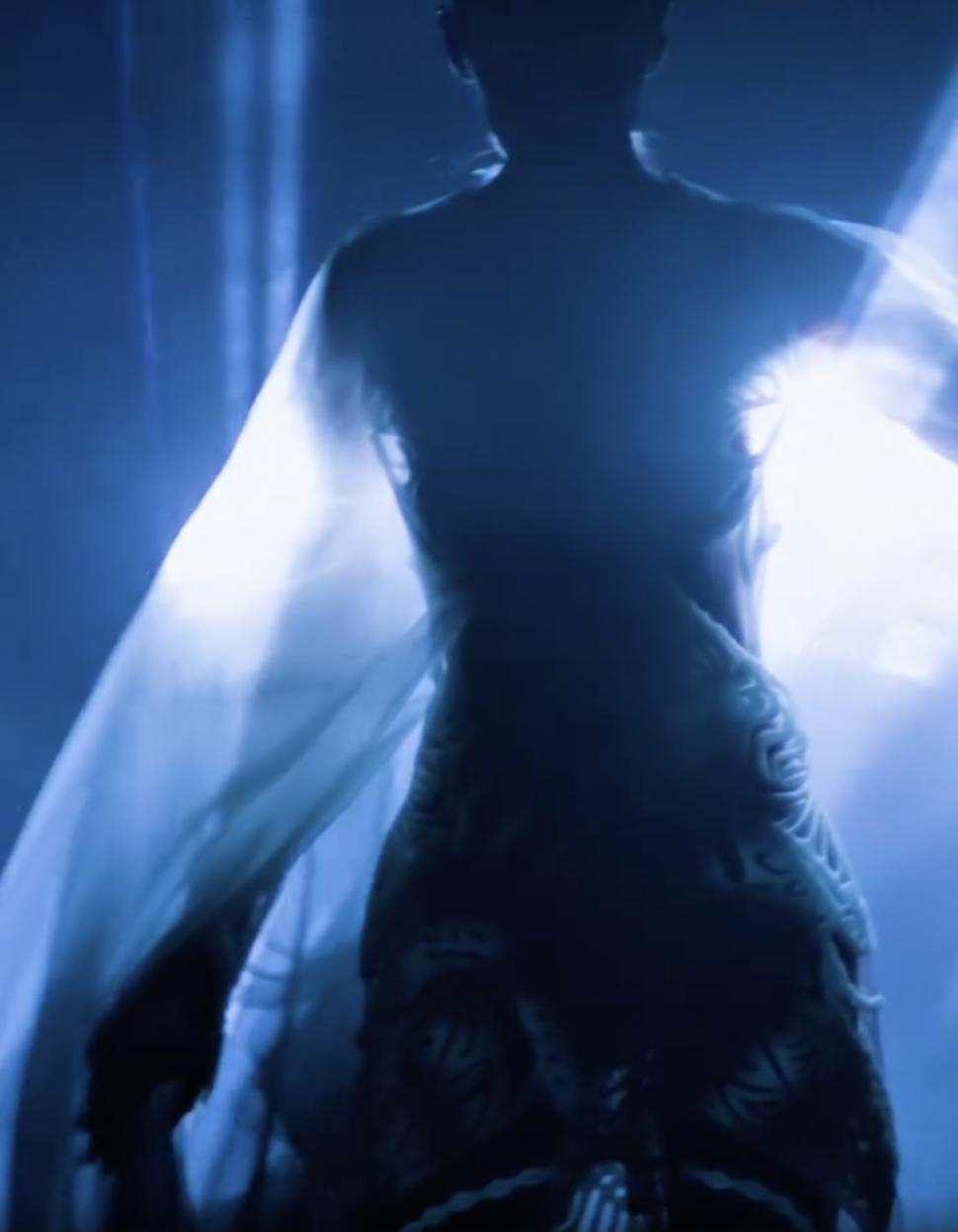 Un designer a uimit publicul cu o rochie „vie” din 125 de milioane de alge bioluminescente, la Săptămâna Haute Couture de la Paris 987323