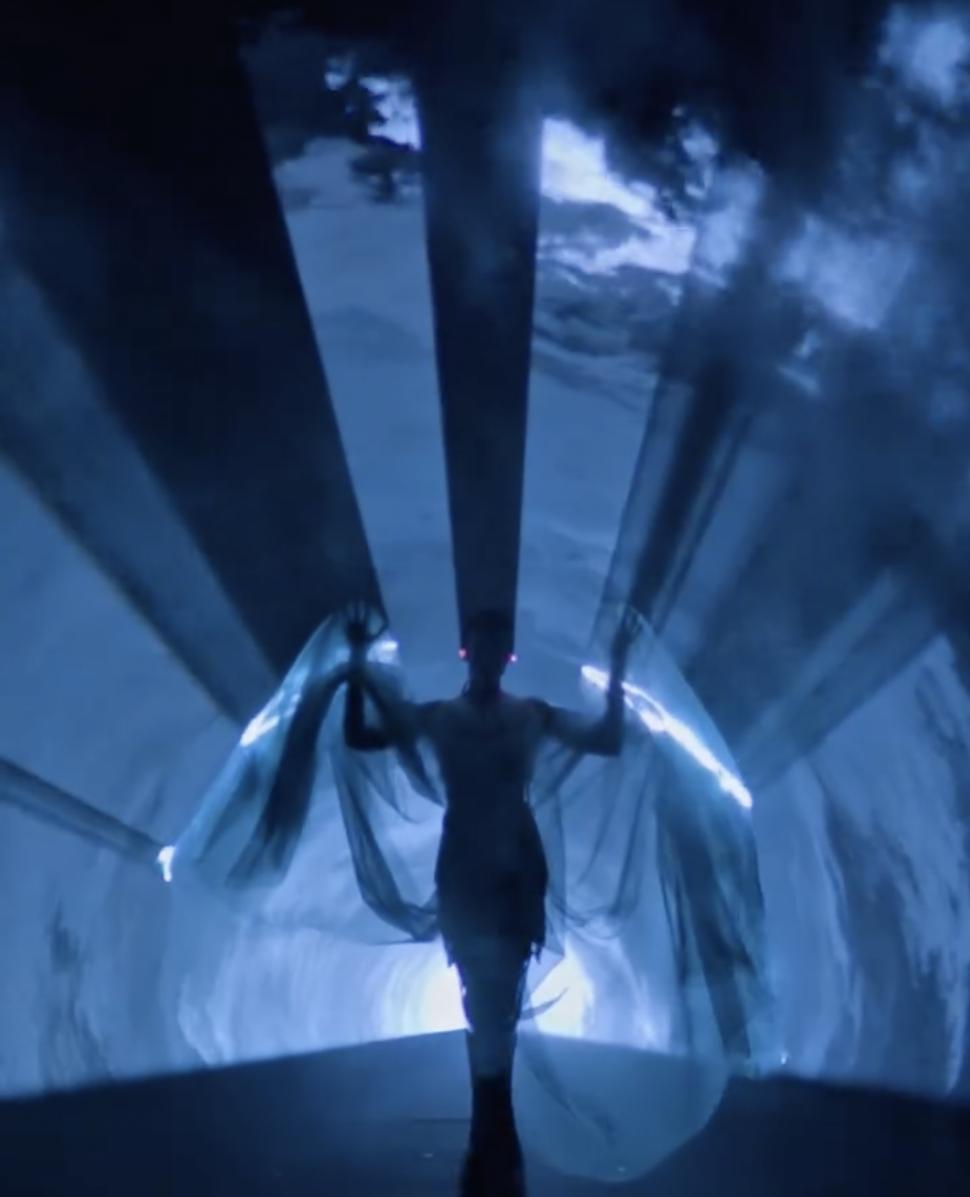 Un designer a uimit publicul cu o rochie „vie” din 125 de milioane de alge bioluminescente, la Săptămâna Haute Couture de la Paris 987324