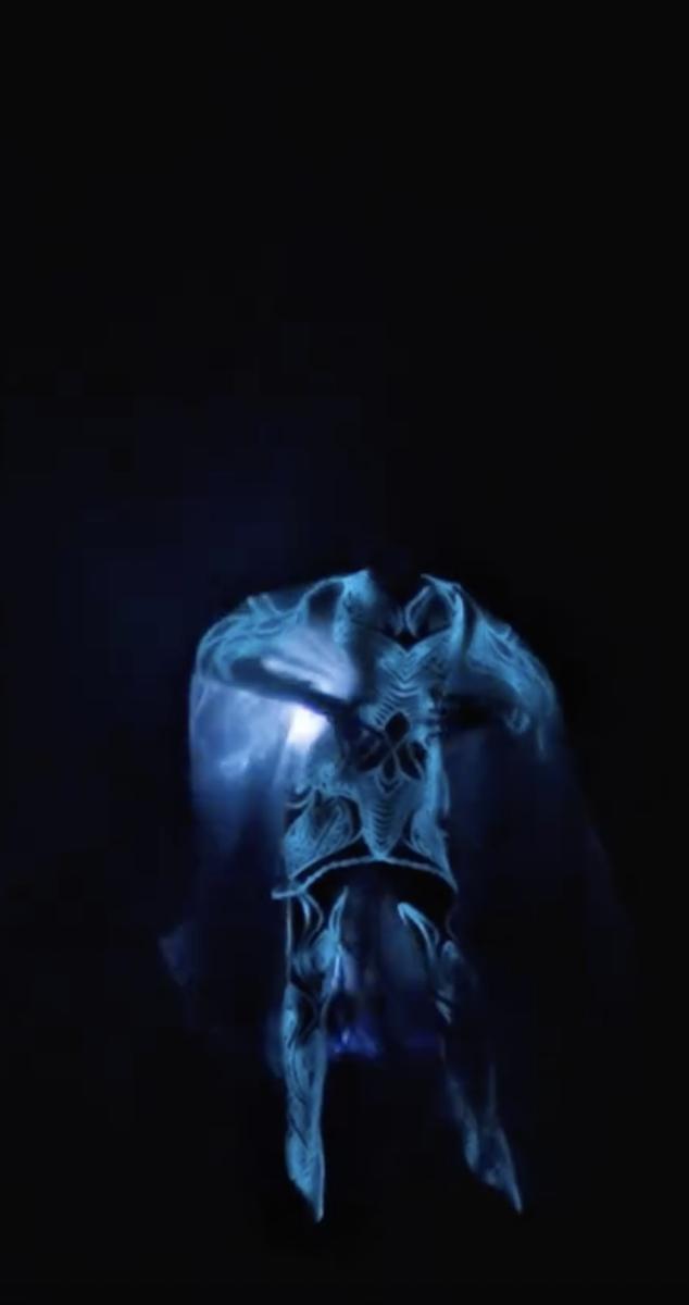 Un designer a uimit publicul cu o rochie „vie” din 125 de milioane de alge bioluminescente, la Săptămâna Haute Couture de la Paris 987325