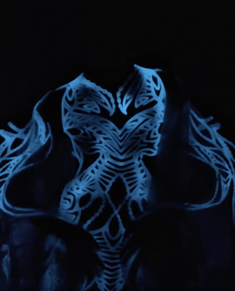 Un designer a uimit publicul cu o rochie „vie” din 125 de milioane de alge bioluminescente, la Săptămâna Haute Couture de la Paris 987326