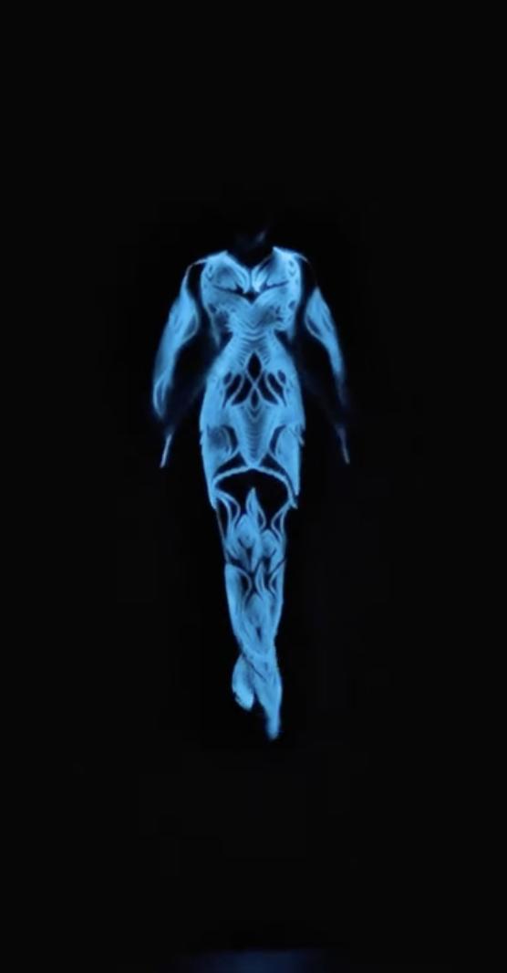 Un designer a uimit publicul cu o rochie „vie” din 125 de milioane de alge bioluminescente, la Săptămâna Haute Couture de la Paris 987328