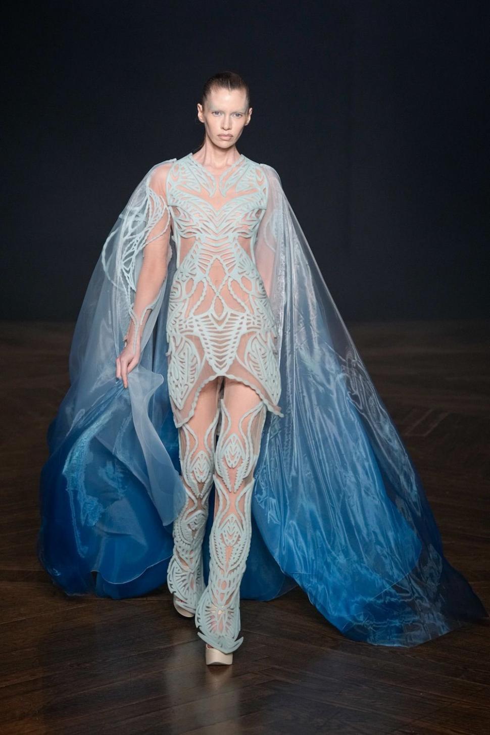 Un designer a uimit publicul cu o rochie „vie” din 125 de milioane de alge bioluminescente, la Săptămâna Haute Couture de la Paris 987330