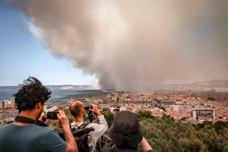 „Este apocaliptic”. Incendiul devastator din Marsilia se propagă cu 1,2 km pe minut. 110 oameni au fost răniți 987577