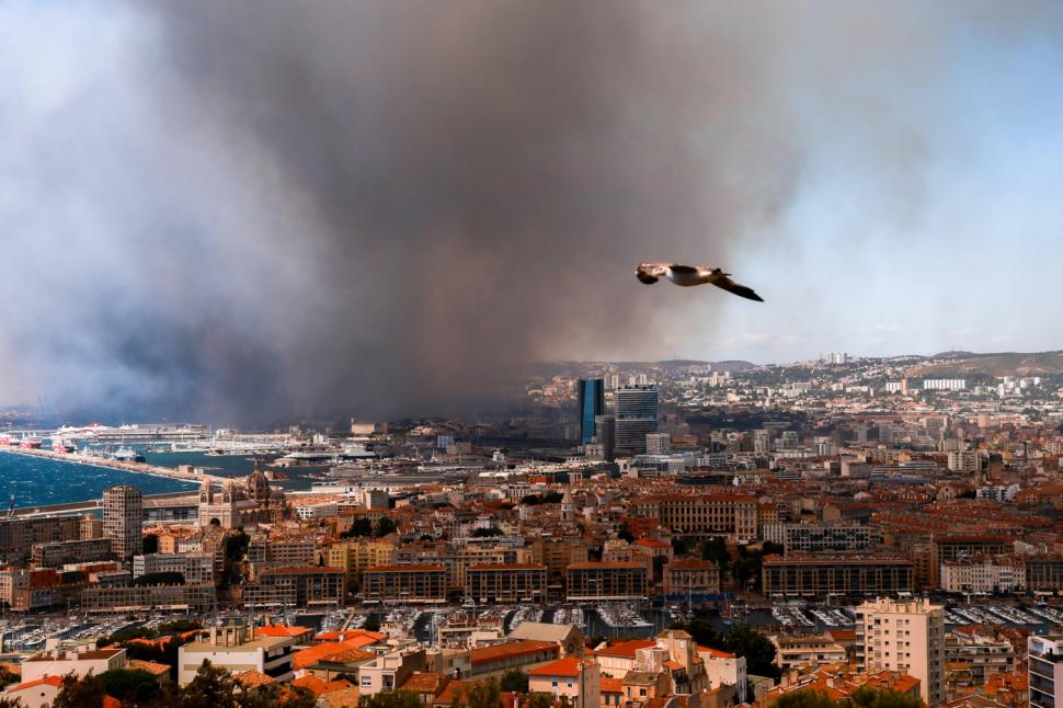„Este apocaliptic”. Incendiul devastator din Marsilia se propagă cu 1,2 km pe minut. 110 oameni au fost răniți 987578