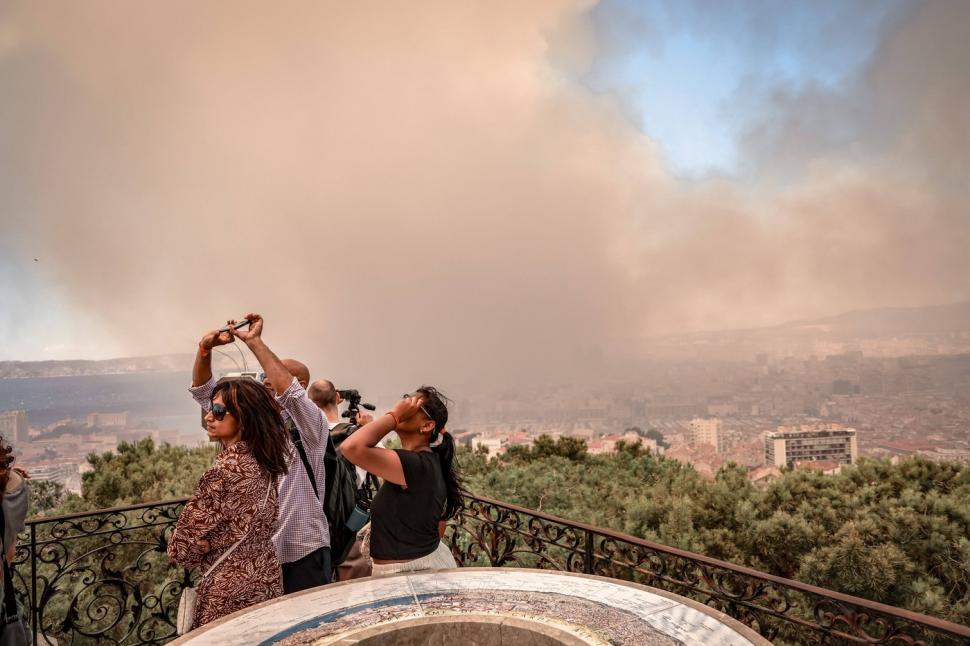 „Este apocaliptic”. Incendiul devastator din Marsilia se propagă cu 1,2 km pe minut. 110 oameni au fost răniți 987585