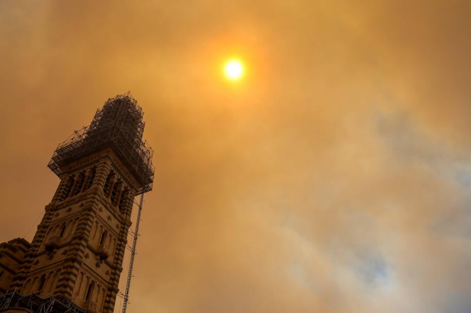 „Este apocaliptic”. Incendiul devastator din Marsilia se propagă cu 1,2 km pe minut. 110 oameni au fost răniți 987586