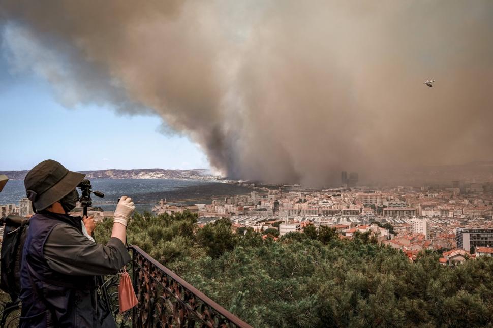 „Este apocaliptic”. Incendiul devastator din Marsilia se propagă cu 1,2 km pe minut. 110 oameni au fost răniți 987587